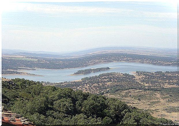 Borbollón reservoir in Sierra de Gata