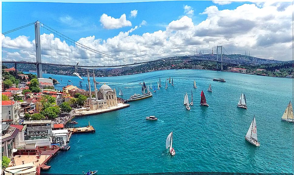 A walk along the Istanbul Bosphorus, between Asia and Europe