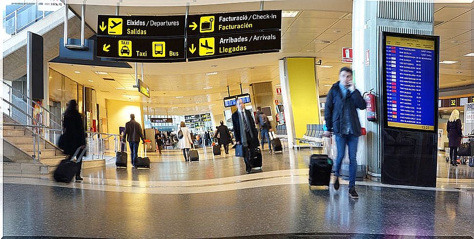 Basic tips for getting around an airport