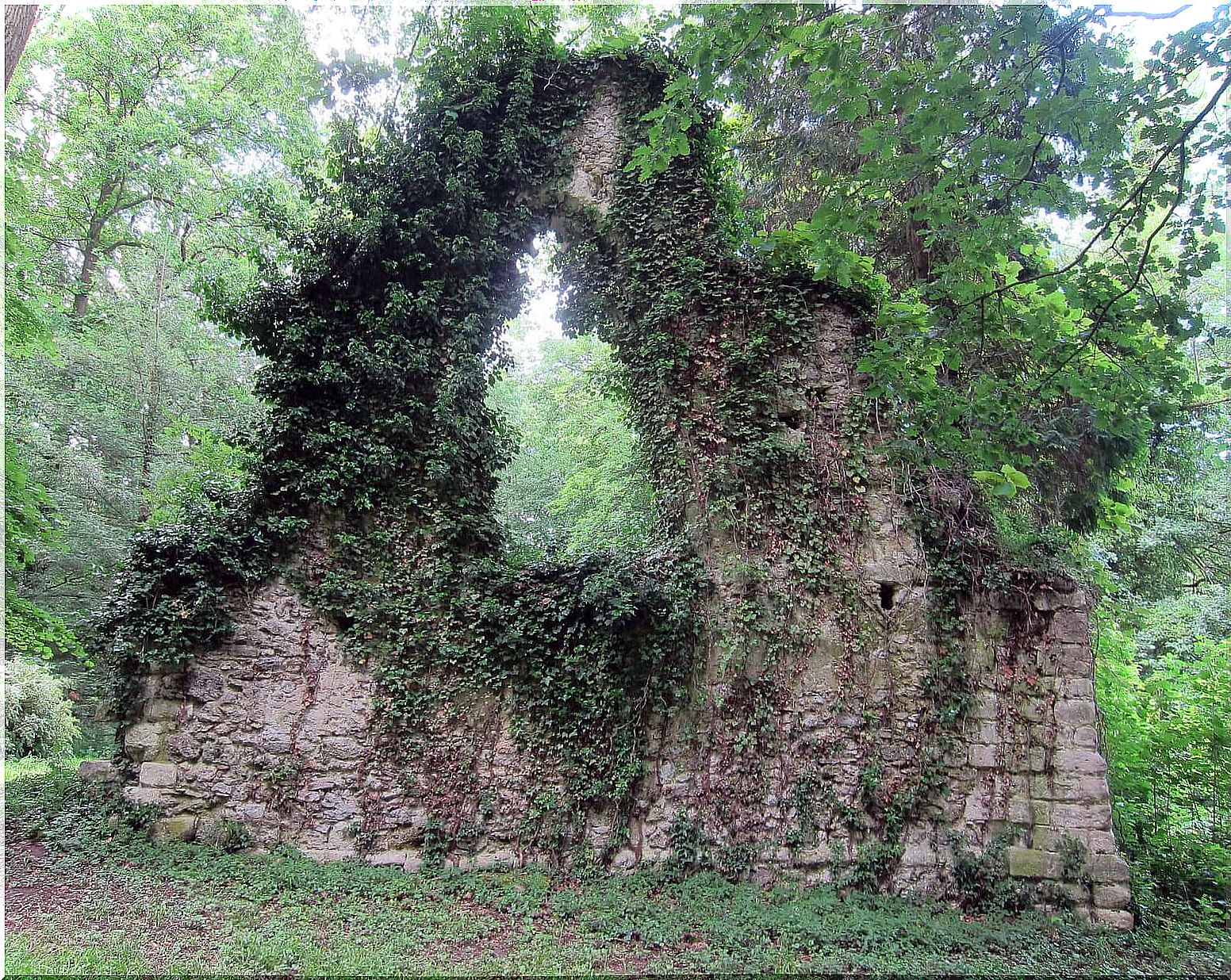 In the Désert de Retz you can find all kinds of old buildings.