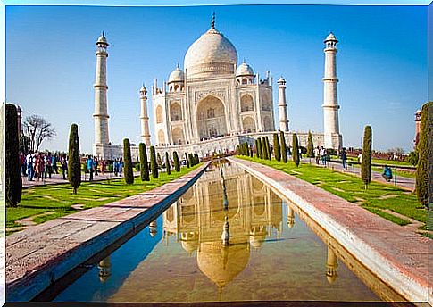 How to get to the Taj Mahal, the great treasure of India