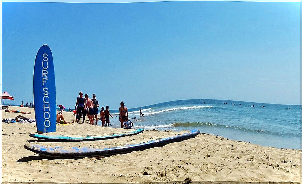 Surfers in Máncora