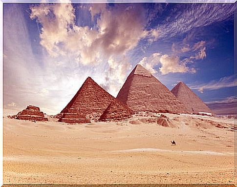 Get to know the mysterious pyramids of Gizah in Egypt