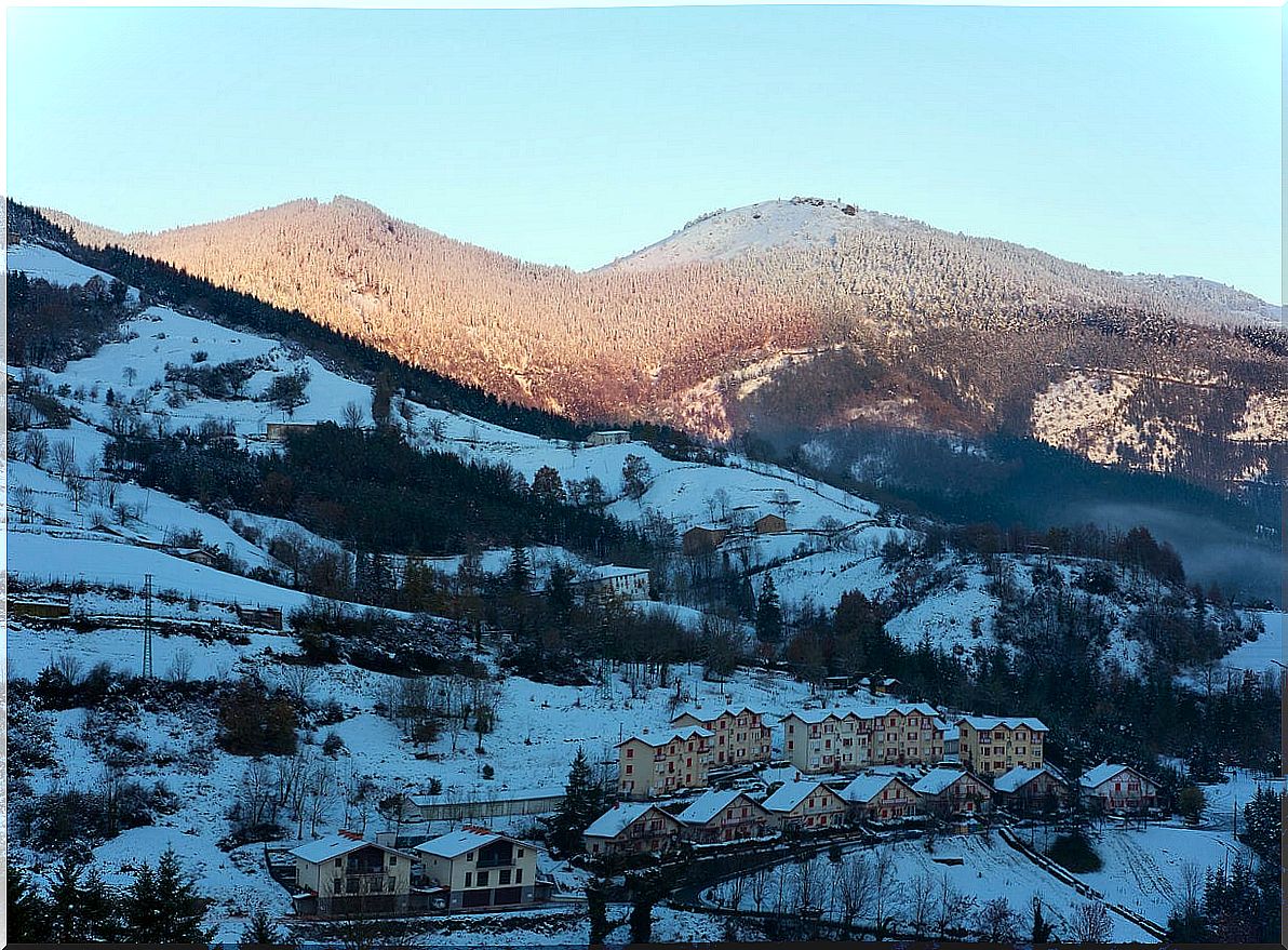 Snow fall in the Aizkorri Aratz Natural Park.