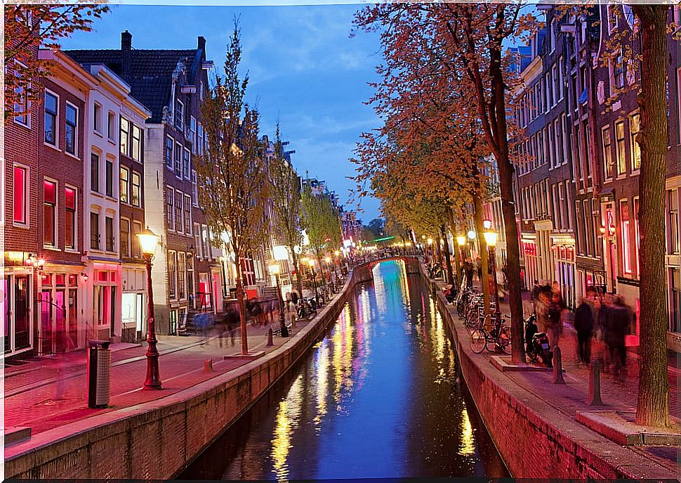 The Red Light District of Amsterdam: history and tips for the visit