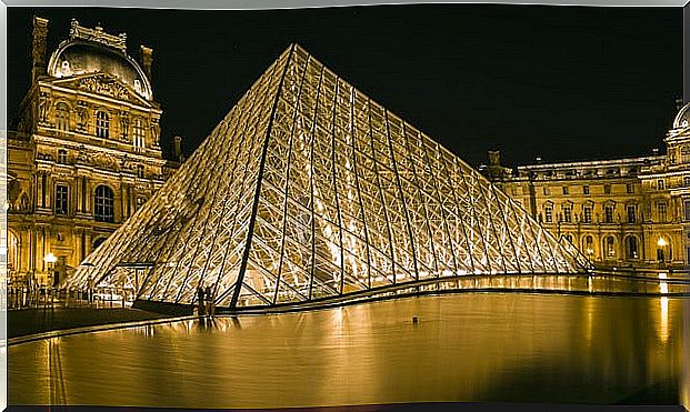 Louvre museum at night