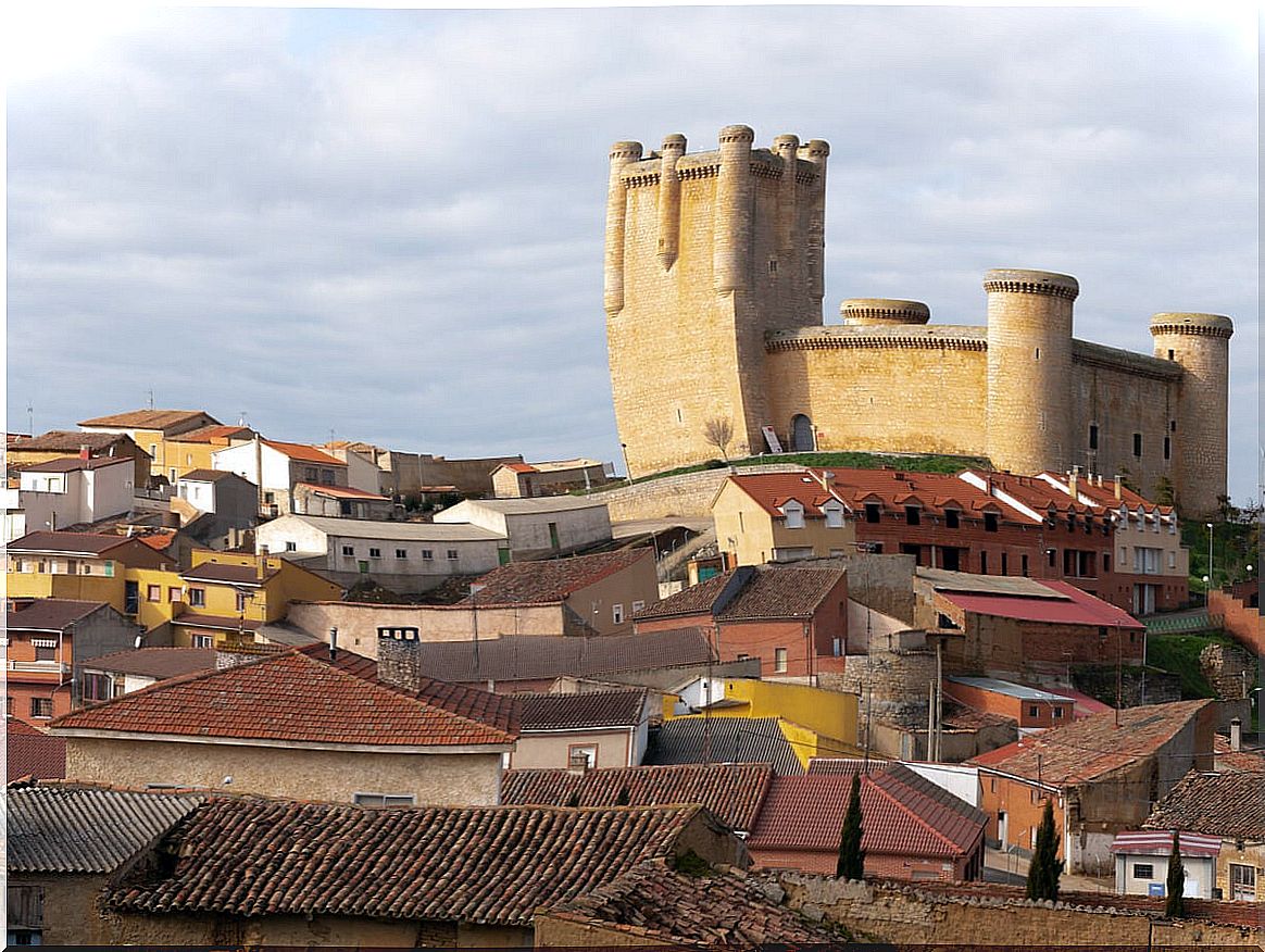 Panoramic view of the town and the castle of Torrelobatón.